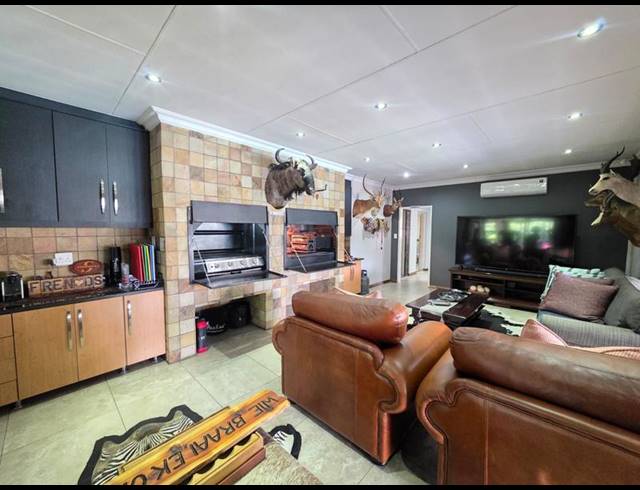 5 BEDROOM HOUSE FOR SALE IN MEYERTON EXT 6